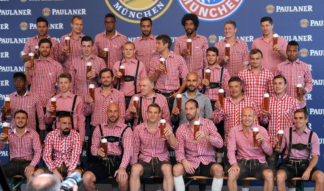 Monaco - Foto di gruppo con brindisi del Bayern Monaco in abiti bavaresi (Epa)